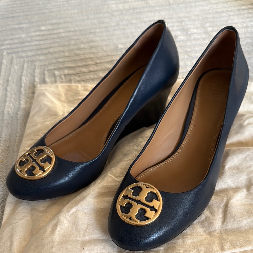 Tory Burch Chelsea 65 Leather Wedge Pumps Navy - Picture 14 of 16